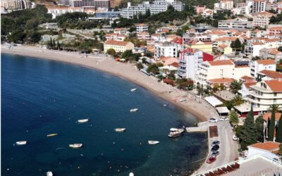 Spiaggia Rafailovici un’ampia distesa tra sabbia e acqua cristallina