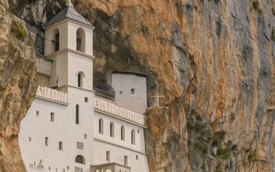Monastero di Ostrog: spiritualità scolpita nella roccia