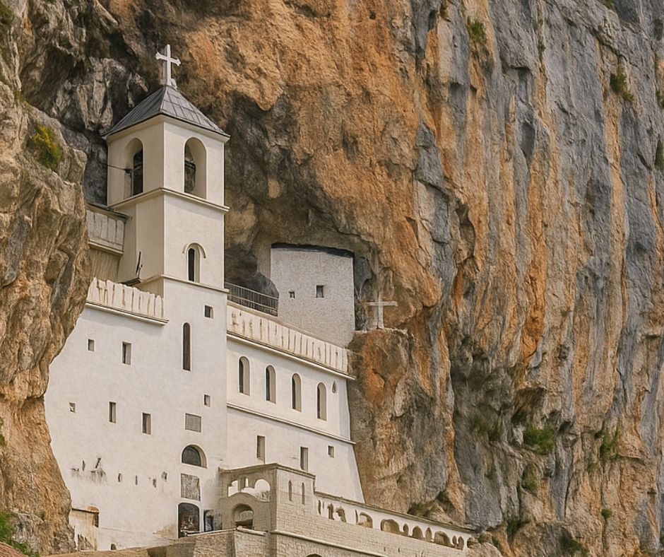 Monastero di Ostrog: spiritualità scolpita nella roccia
